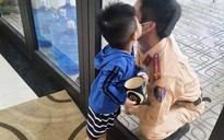 Lan tỏa trên mạng xã hội: Xúc động người cha CSGT hôn con qua… tấm kính