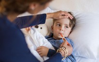 Anh: Các bác sĩ cảnh báo triệu chứng bất thường của nhiễm Omicron ở trẻ em
