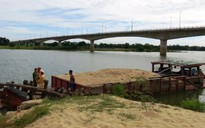 Lại bắt quả tang ghe hút cát trái phép trên sông Thu Bồn
