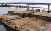 Lại hút cát trái phép trên sông Thu Bồn