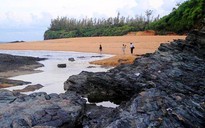 Đi dạo trên bãi đá, hai nữ sinh bị sóng cuốn ra biển tử vong