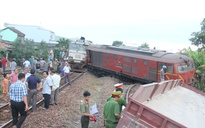 Hai tàu hàng tông nhau trong sân ga, tuyến đường sắt Bắc - Nam tê liệt