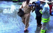 CSGT Quảng Nam vượt lũ đưa người dân bị ngạt khí gas đi cấp cứu