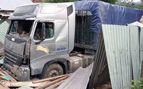 Xe container tông sập nhà dân vì... tránh đoàn người đi 'bão' mừng U.22 Việt Nam?