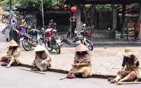 Tìm nhóm giả trang ăn xin như ‘cái bang’ ngồi la liệt ở phố cổ Hội An