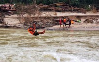 Đu dây qua sông tìm kiếm các nạn nhân mất tích trong vụ sạt lở Trà Leng