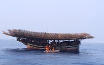 38 ngư dân Quảng Nam cầu cứu khi tàu câu mực hỏng máy thả trôi tự do