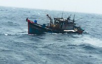 Quảng Nam: Tàu cá bị phá nước chìm trên biển, 4 ngư dân may mắn thoát nạn
