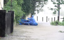 Hàng trăm nhà dân ở Quảng Nam bị nước ‘tấn công’, người dân hối hả chạy lũ