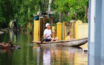 Nước lũ rút chậm, người dân nhiều nơi ở Quảng Nam phải dùng thuyền đi lại