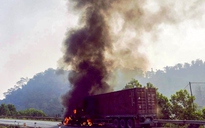 Xe container chở gỗ bốc cháy dữ dội trên đường Hồ Chí Minh