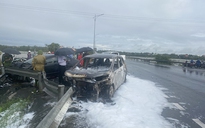 Quảng Bình: Ô tô cháy rụi sau tai nạn