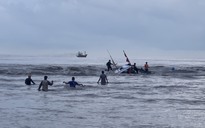 Quảng Bình: Tàu cá bị sóng đánh chìm, thuyền viên bơi vào bờ
