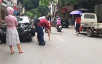 Ô tô đâm liên hoàn tại Hà Nội, 2 mẹ con đi xe máy bị thương