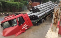 Xe container chở cột bê tông sập ‘hố tử thần’, đè vỡ đường ống nước ngầm