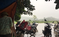 Người dân vẫn đội mưa chặn xe chở rác vào bãi rác Nam Sơn