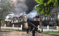 Khu nhà xưởng ở Hà Nội bốc cháy ngùn ngụt