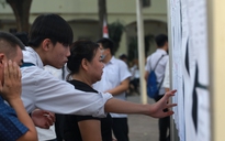 Thi vào lớp 10 tại Hà Nội: Học sinh đến trường sớm, ôn lại bài trước giờ thi văn