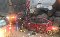 Dừng chờ đèn đỏ, ô tô con bị xe container ‘nghiền nát’, 4 người thương vong