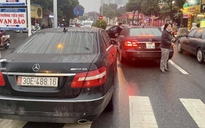 Công an xác minh 2 xe Mercedes cùng biển ‘chạm mặt nhau’ trên phố Hà Nội