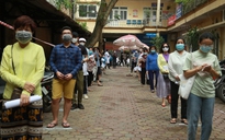 Hà Nội: Cận cảnh lấy mẫu xét nghiệm Covid-19 cho người về từ Đà Nẵng