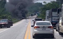 Xe đầu kéo cháy trên cao tốc, bên cạnh có thi thể nghi là tài xế