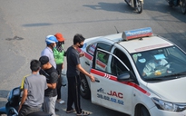 Hàng loạt taxi 'ngó lơ' biển cấm, dừng xe trái phép trước cổng Bệnh viện Bạch Mai
