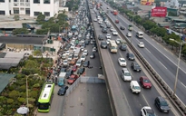 ‘Lô cốt’ án ngữ giữa đường gây ùn tắc kéo dài giữa thủ đô Hà Nội