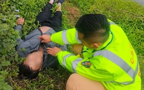 CSGT cứu người đàn ông nằm thoi thóp dưới sông Kỳ Cùng