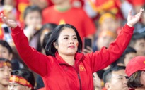 Giới trẻ tranh cãi cách cổ vũ U.23 Việt Nam của chị 'Bay lên trời'