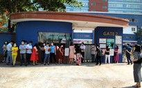 Nhiều phụ huynh đến Trường Sao Việt (VStar School) phản ứng việc thu học phí