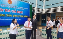 Học sinh cùng Hoa hậu Nguyễn Trần Khánh Vân tham dự phiên tòa giả định