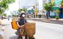 'Lâm Ống Húc' rong rủi trên đường phố Sài Gòn tặng bánh cho người nghèo