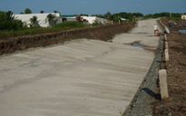 Sụt lún đường bê tông đê biển Tây ở Cà Mau