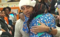 “Ông già Noel” Obama bất ngờ đến tặng quà ở bệnh viện