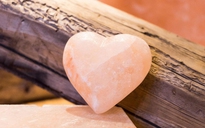 Viên đá muối trái tim Love Stone: 'Chuyên gia' tẩy tế bào chết