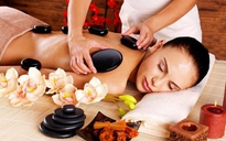 Massage đá nóng: ‘Liều thuốc bổ’ cho tinh thần và sức khỏe