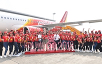 Top 43 Hoa hậu Việt Nam khoe sắc áo cờ đỏ sao vàng trên tàu bay Vietjet