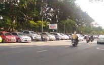Chủ tịch TP.HCM Nguyễn Thành Phong yêu cầu dẹp bãi xe, quán ăn đất công viên