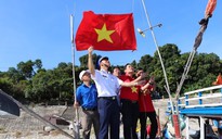 Tiếp tục tặng cờ Tổ quốc cùng ngư dân bám biển