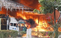 Bình Dương: Nhiều xe tải bị thiêu rụi trong đám cháy ở công ty nệm mút