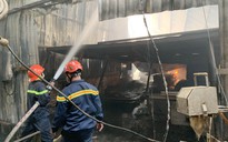 Công ty gỗ bốc cháy dữ dội, người dân nháo nhào di tản đồ đạc
