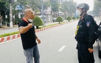 Nóng mạng xã hội: Tạm giữ người đàn ông cố tình chửi bới, lăng mạ cảnh sát