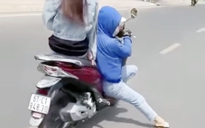 Cô gái lái xe máy ngồi một bên xôn xao mạng xã hội đã bị công an phạt