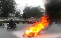 Xe máy bốc cháy ngùn ngụt sau tai nạn trượt trên mặt đường hơn 30 mét