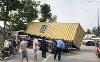 Container 'bay' qua đường đâm vào xe tải và nhà dân