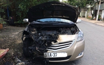 Đậu ngay đống lửa, xe Toyota Vios bốc cháy