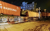 Tai nạn ở Bình Dương: Tàu hỏa tông đứt đôi xe đầu kéo container