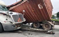 Gỗ quý đổ ra đường sau khi hai xe đầu kéo container tông nhau