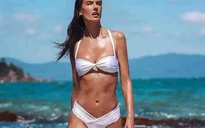 Cựu siêu mẫu Brazil Alessandra Ambrosio diện bikini như trong phim James Bond